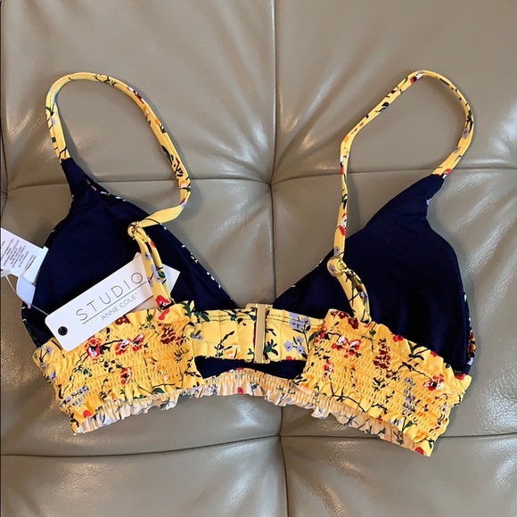 Anne Cole
Studio Smocked Triangle Top - Picture 4 of 9